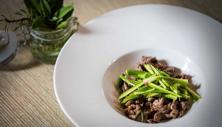 ricetta traccetti di manzo su verdure croccanti