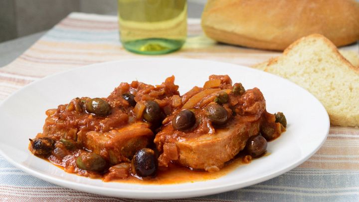 Piatto con tonno alla mediterranea