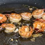 Gamberi in padelle con olio e aglio