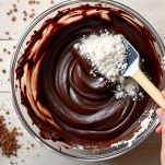 cioccolato con gli ingredienti secchi per fare i cupcake