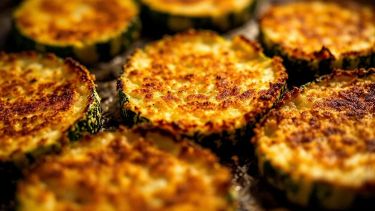 Zucchine croccanti dorate servite su piatto