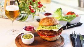 Hamburger di Tonno in scatola Mare Aperto con brie, cipolla e guacamole