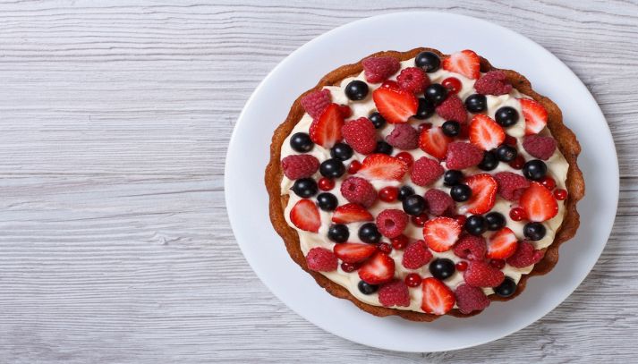 Crostata di frutta fresca con gelatina e crema pasticcera