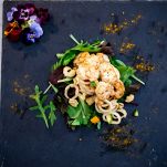 Insalata di mare con verdure in doppia cottura