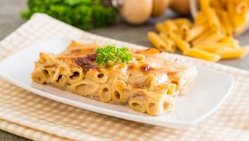 Pasta al forno con besciamella, funghi e prosciutto
