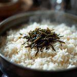 riso in cottura con alga kombu