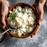 riso per sushi in ciotola di legno