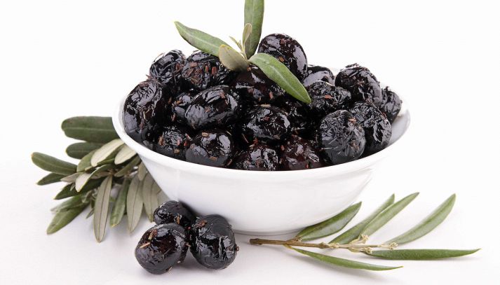 Le olive nere infornate, tipiche del sud Italia, rappresentano un antipasto molto sfizioso: ecco come prepararle e quali sono i loro valori nutrizionali