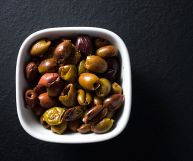 Le olive taggiasche sono una delle varietà più apprezzate, per il loro sapore intenso e la versatilità in cucina: ecco i loro valori nutrizionali