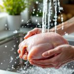 Lavate accuratamente il pollo sotto acqua corrente