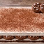 cacao amaro sulla torta pan di stelle e nutella