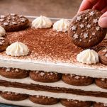 decorazione della torta con biscotti pan di stelle e nutella