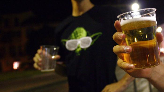 Lotta all'alcol con farmaco per trattare rigidità muscolare