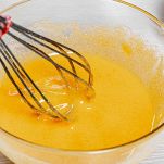 In una ciotola capiente, unite i tuorli con 55 g di zucchero