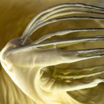 Incorporate 225 g di mascarpone al composto di tuorli e zucchero