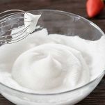 Montate a neve ferma gli albumi, utilizzando fruste pulite