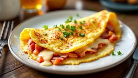 Omelette dorata ripiena di prosciutto e formaggio