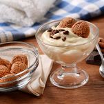 Prima di servire, grattugiate 50 g di cioccolato fondente