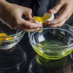 Separate i tuorli dagli albumi di 4 uova