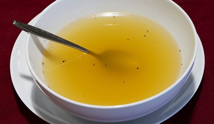 I benefici del brodo di pollo, una calda coccola