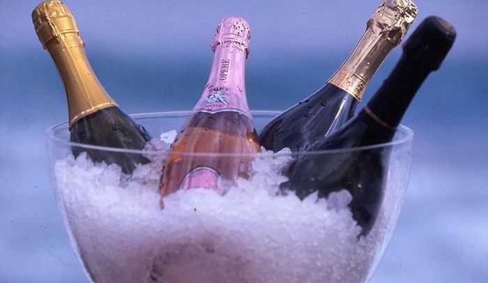 Natale, in 30 giorni si brinda con 3 milioni di spumanti al giorno