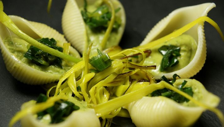 Conchiglioni ripieni di zucchine, zenzero e porro con farina di semola di grano duro