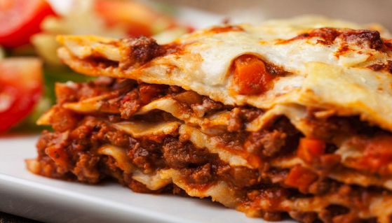Lasagne alla bolognese appena sfornate