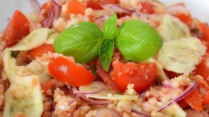 Panzanella light con cetrioli e cipolla