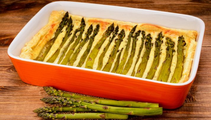 Torta salata con asparagi