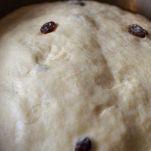 Coprite l’impasto con pellicola trasparente e lasciatelo riposare a temperatura ambiente