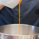 incorporate altri 4 tuorli, sempre uno per volta