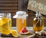 Il kombucha è una bevanda dal sapore intenso, prodotta dalla fermentazione del tè zuccherato: molti sono i suoi benefici per l'organismo, scopriamoli insieme