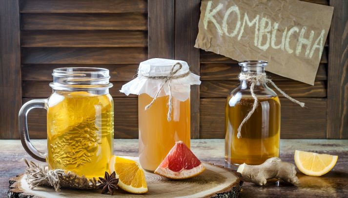 Il kombucha è una bevanda dal sapore intenso, prodotta dalla fermentazione del tè zuccherato: molti sono i suoi benefici per l'organismo, scopriamoli insieme
