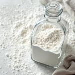 bottiglia con farina e zucchero per le crepes