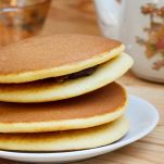 Dorayaki farciti su un piatto