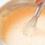 Frusta a mano che mescola impasto dei dorayaki