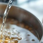 Aggiunta dell'acqua nei ceci