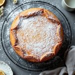Torta con gocce di cioccolato pronta