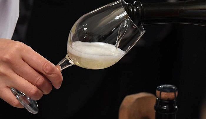 San Valentino: a Canelli tappi spumante per celebrare amore