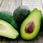 Conosciamo insieme tutte le caratteristiche dell’avocado: dove cresce e quando si raccoglie, quali sono le principali proprietà, perché fa bene e quando evitarlo