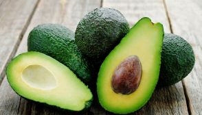 Conosciamo insieme tutte le caratteristiche dell’avocado: dove cresce e quando si raccoglie, quali sono le principali proprietà, perché fa bene e quando evitarlo