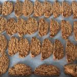 Teglia con biscotti appena sfornati