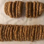 Biscotti crudi tagliati per essere infornati