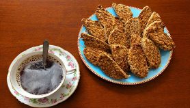 Piatto con biscotti e tazza con caffè d'orzo