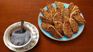 Piatto con biscotti e tazza con caffè d'orzo