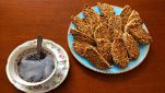 Piatto con biscotti e tazza con caffè d'orzo