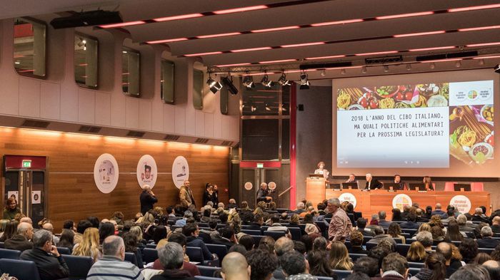 Microplastiche ed e-commerce, focus su rischi cibi a Torino
