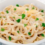 Piatto abbondante di fettuccine all'Alfredo