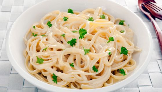 Piatto abbondante di fettuccine all'Alfredo