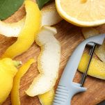 Buccia dei limoni appena tolta sul tagliere